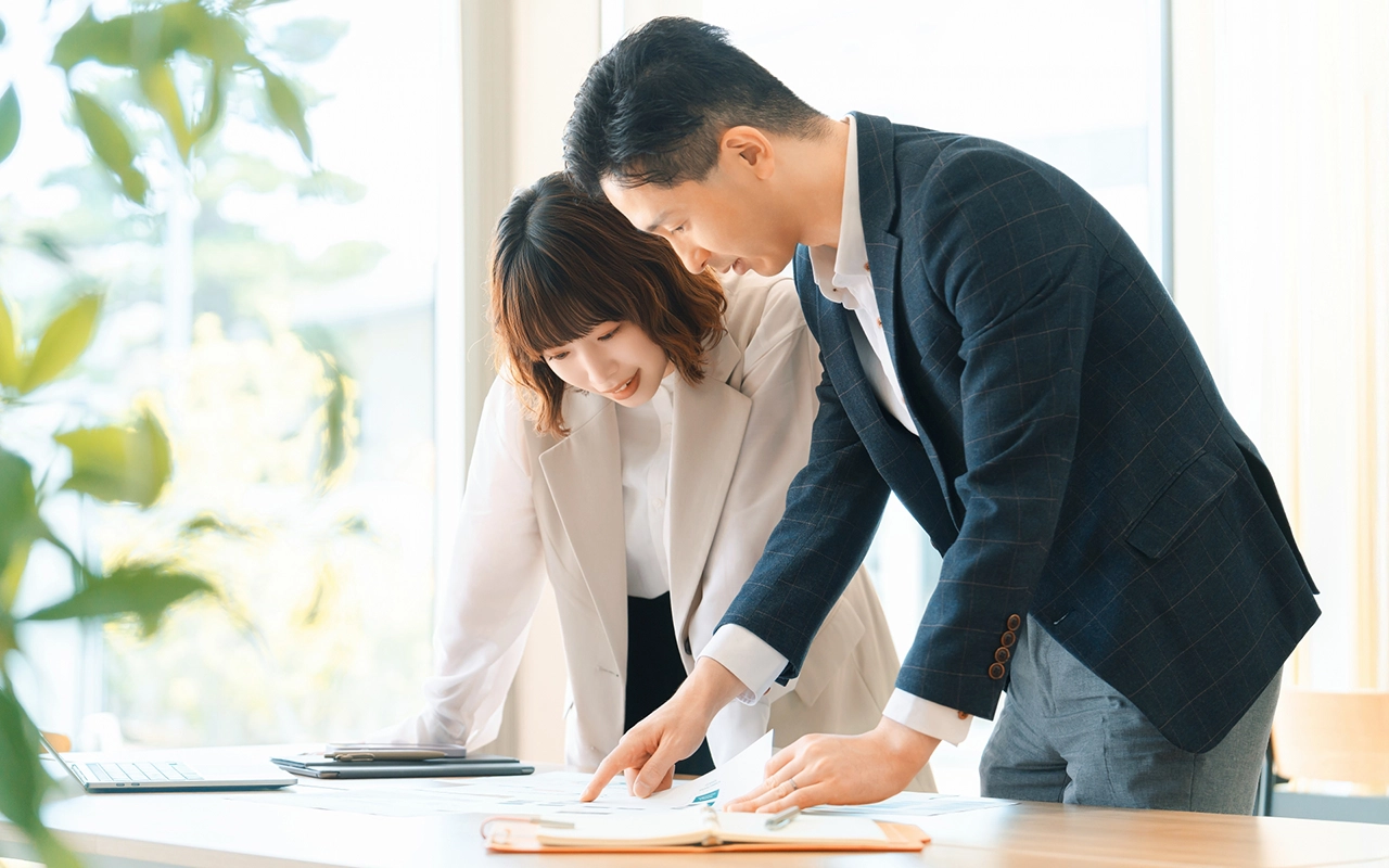 オフィスで打ち合わせをする男女