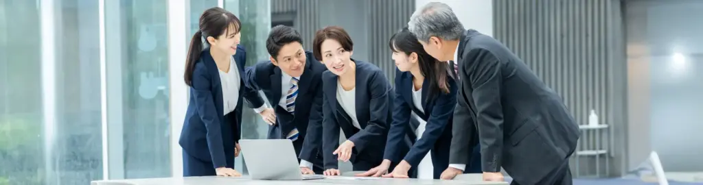 会議で笑顔で話すビジネスマンたち