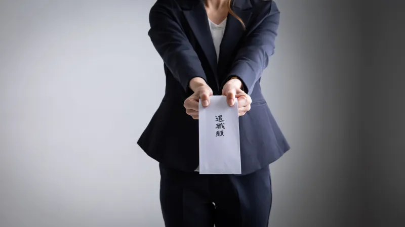 緊急対応：緊急経理代行イメージ/退職願を提出する女性社員 