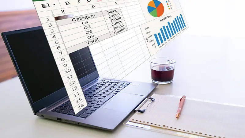 パソコンと会計伝票にグラフをオーバーレイ