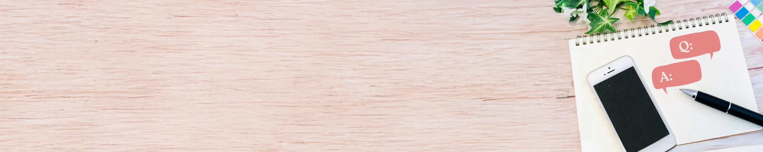 スマホとペンとQ＆Aと書かれたノート