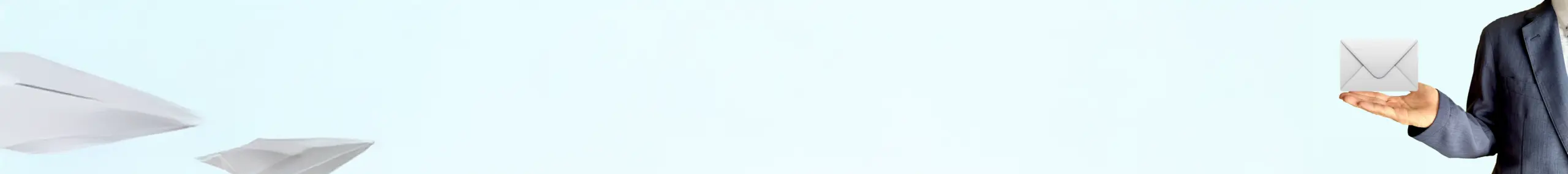 メールを片手に持つ男性の半身