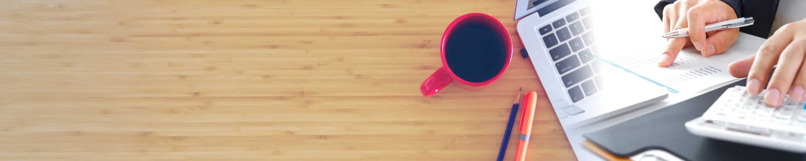 帳簿をチェックする男性の手元