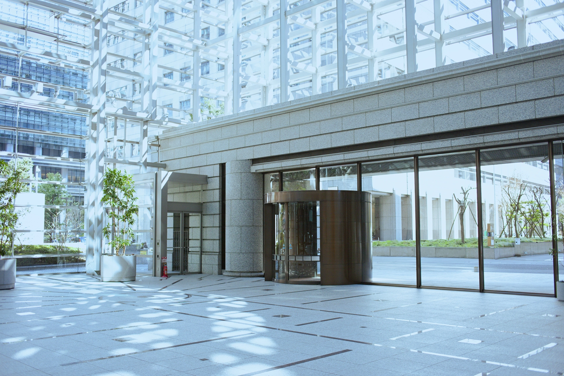 広々としたオフィスビルエントランス