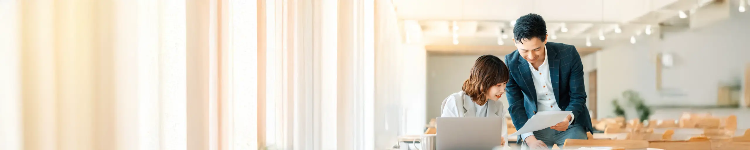 資料を覗き込む男女