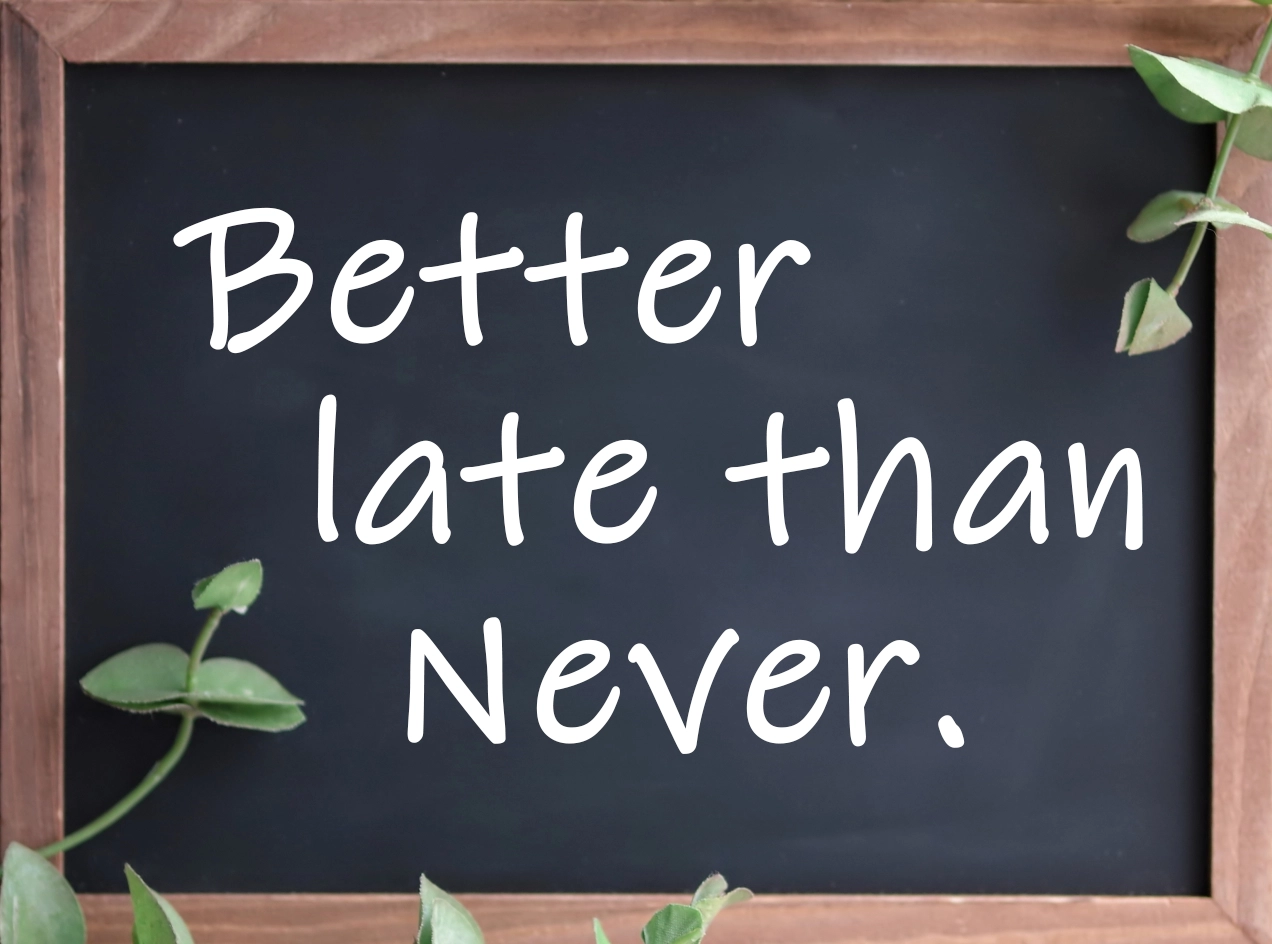 黒板の英文字_Better-late-than-never