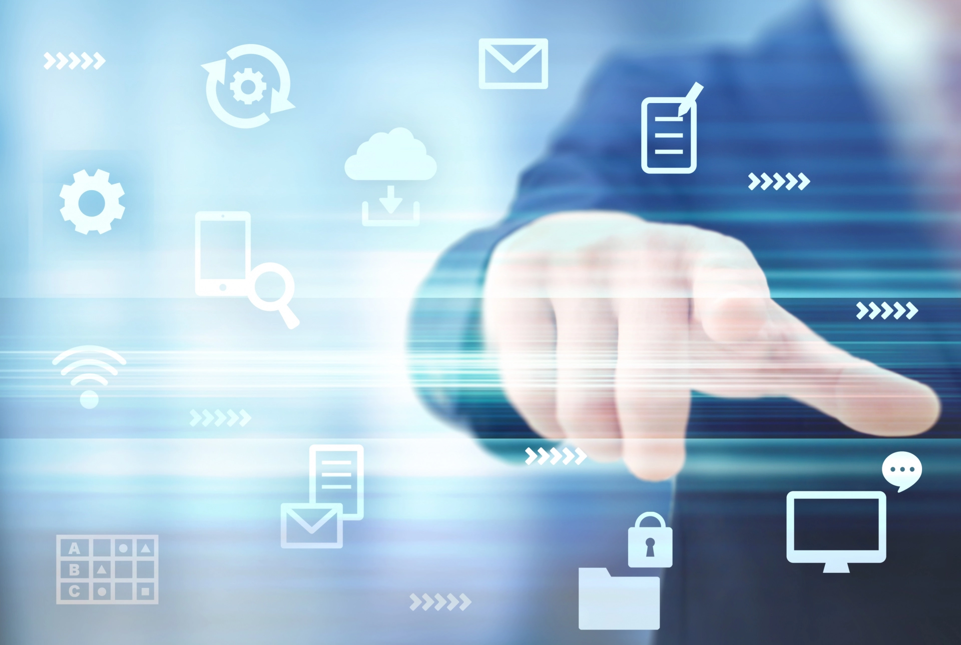 ITアイコンを操作する男性の手