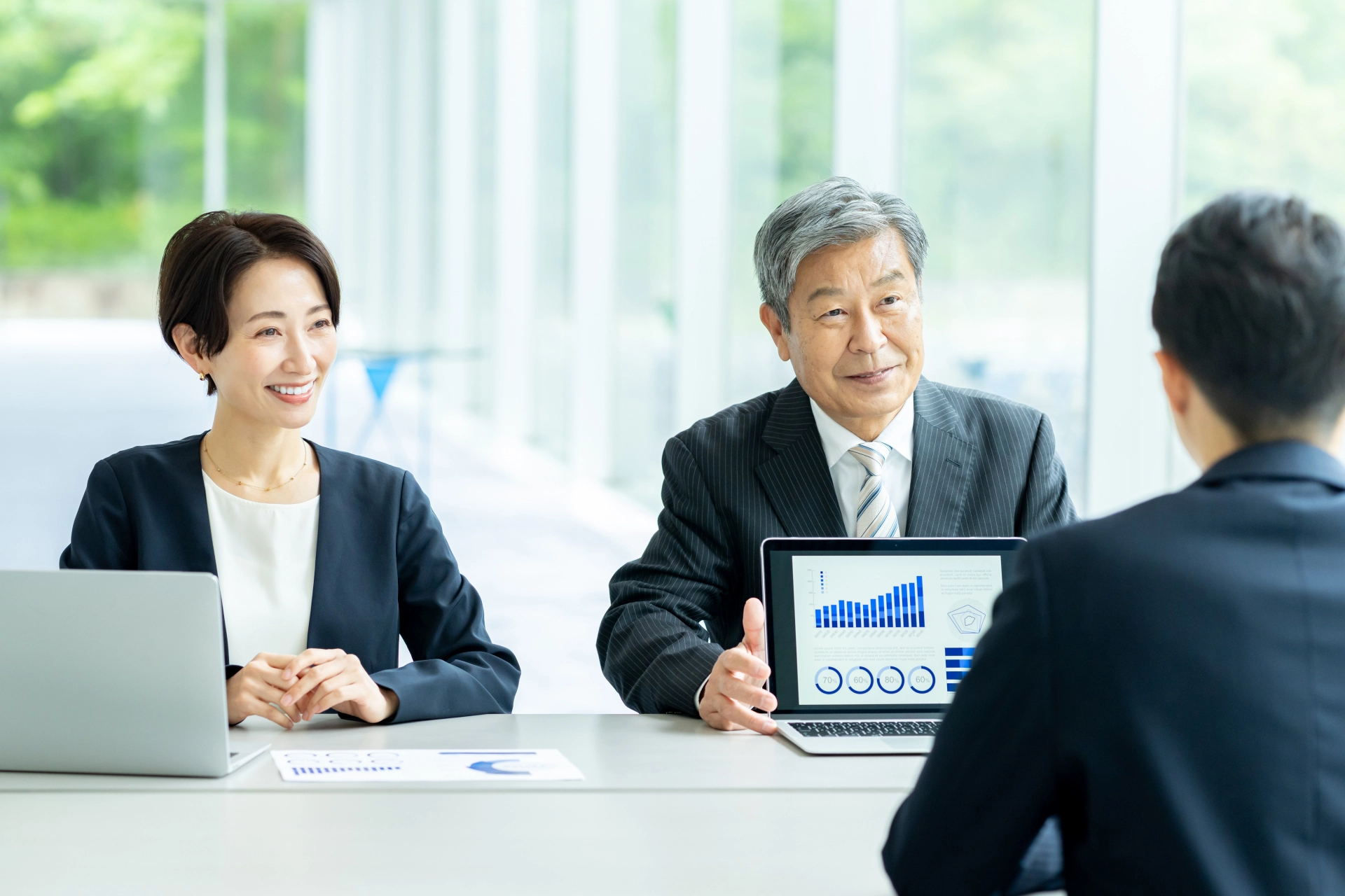 ノートPCで説明する経営者