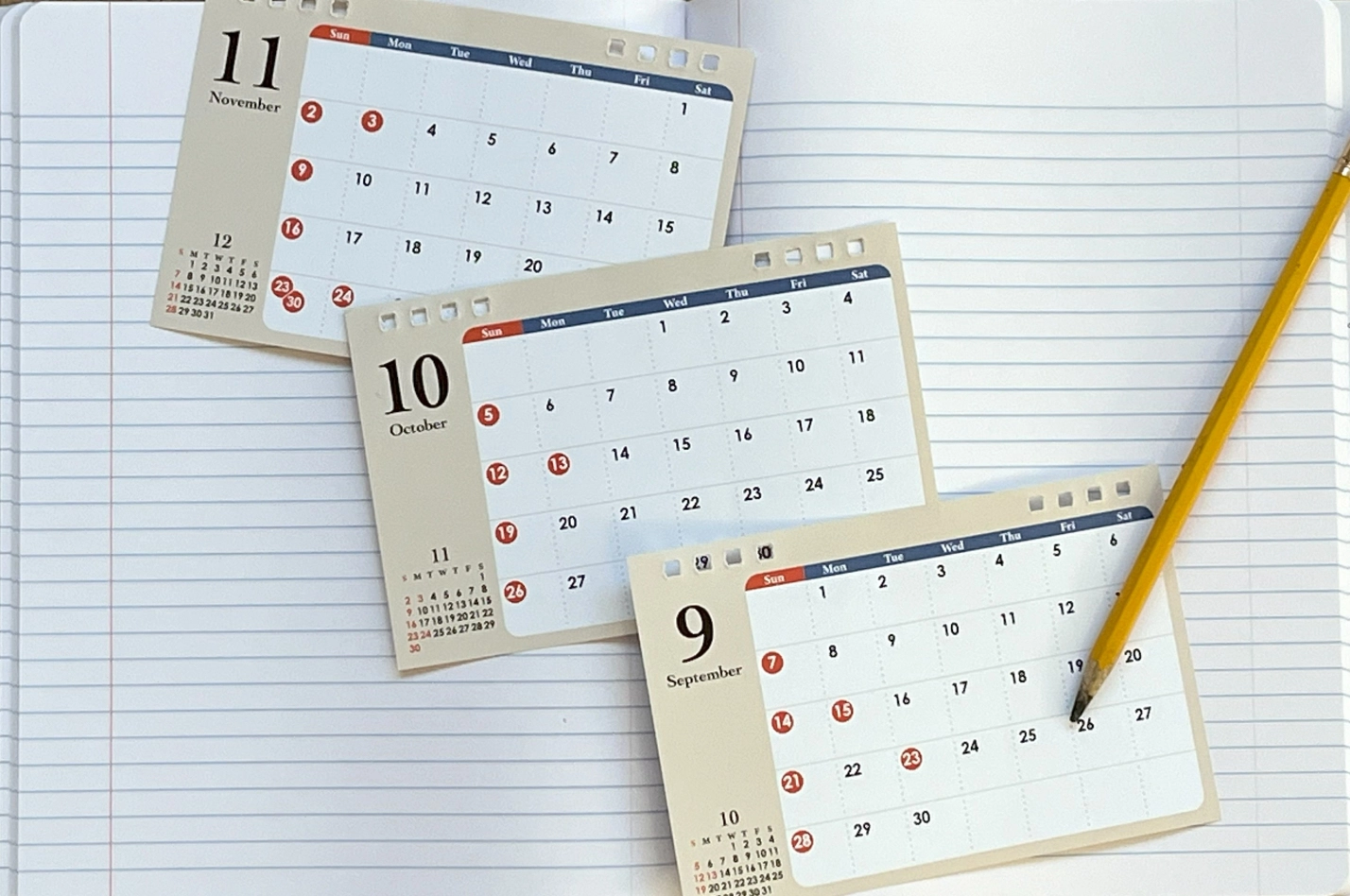 ノートの上の3ヶ月分のカレンダー