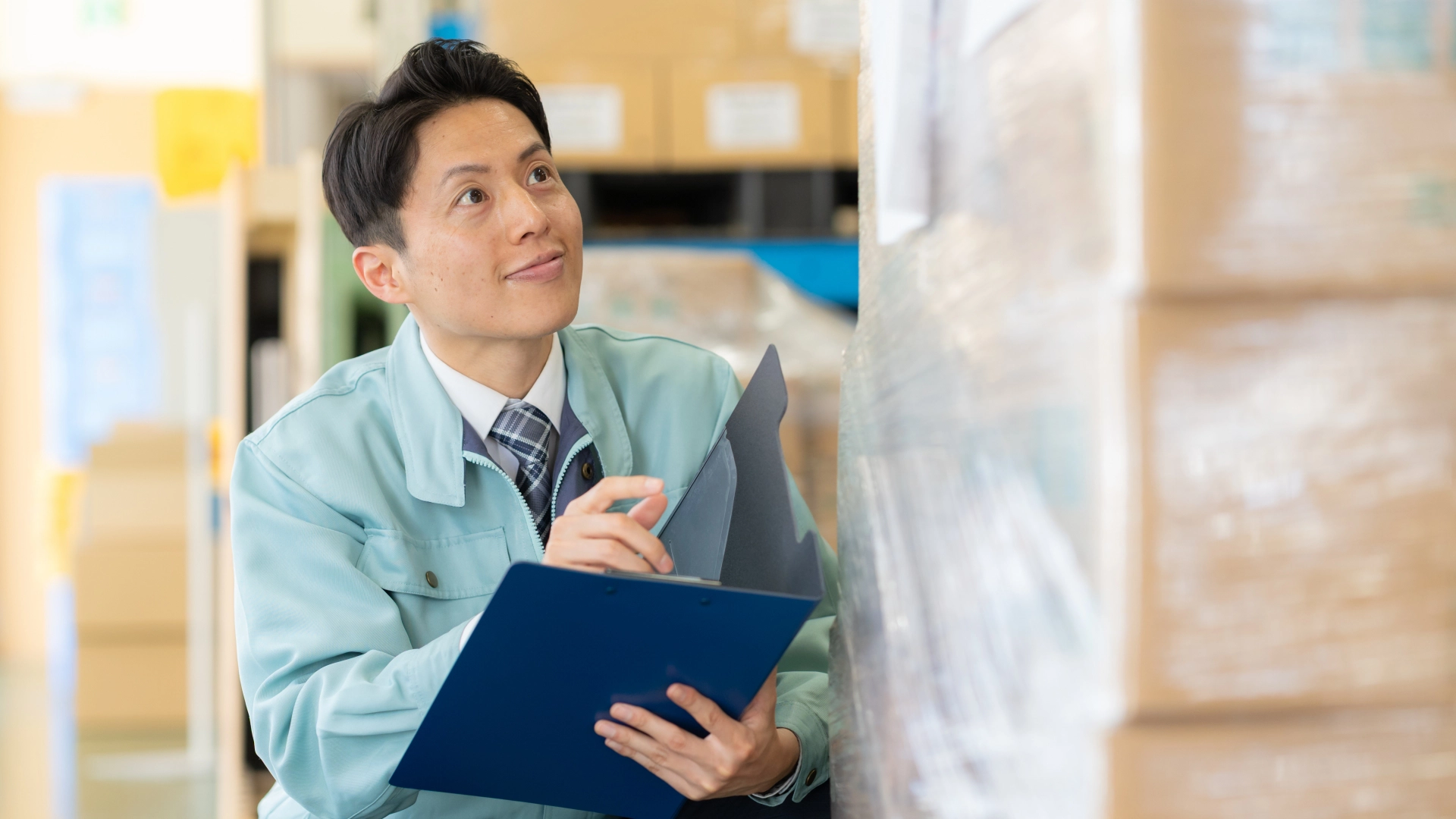 在庫を確認する作業員