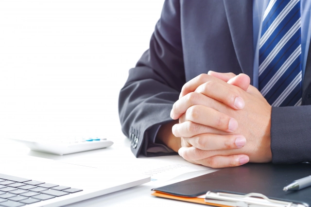 手を組むビジネスマン