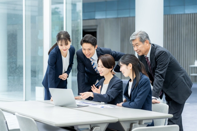 笑顔で話し合うビジネスチーム