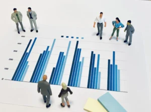 グラフの上のビジネスマンの人形たち