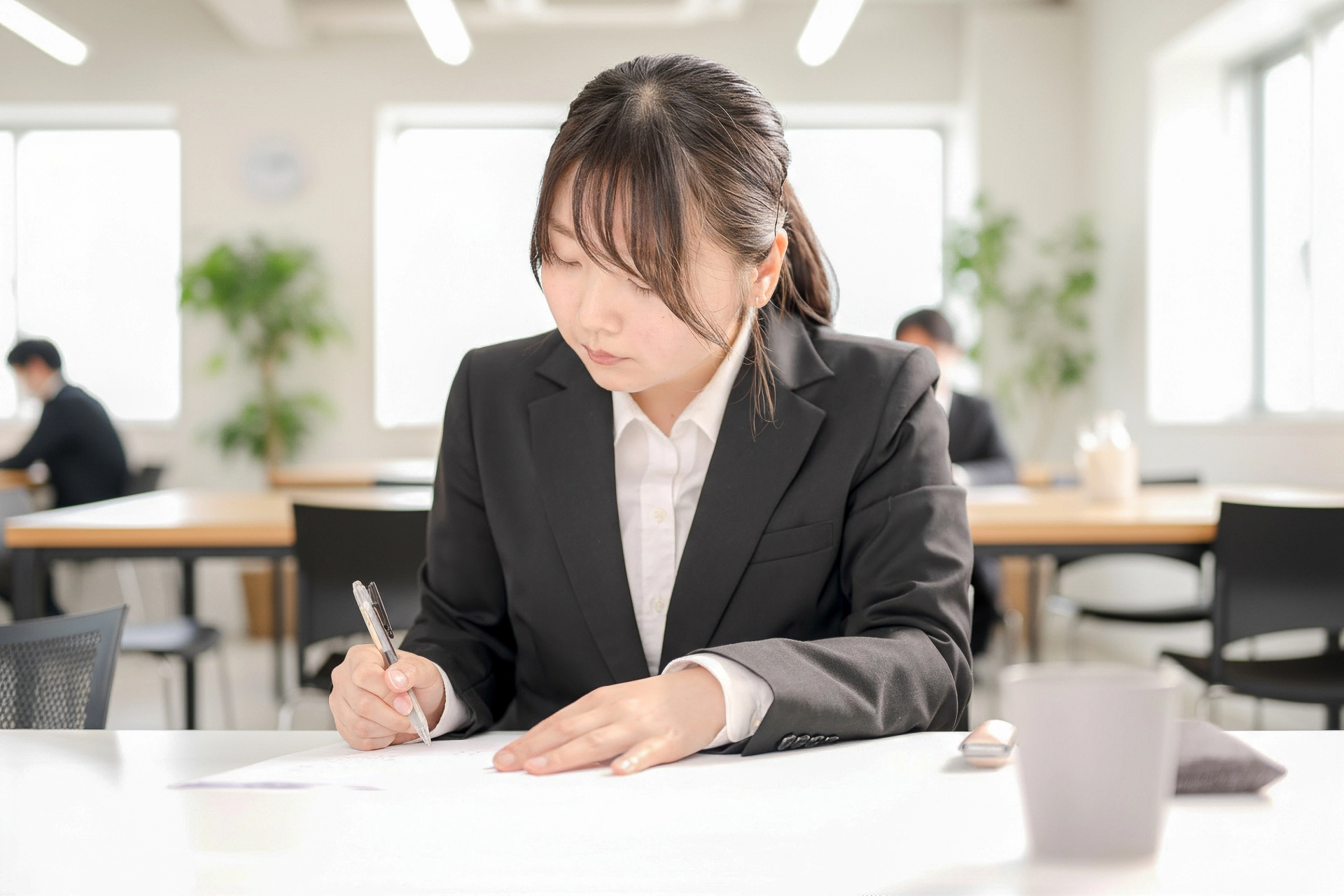 書類を書く女子社員