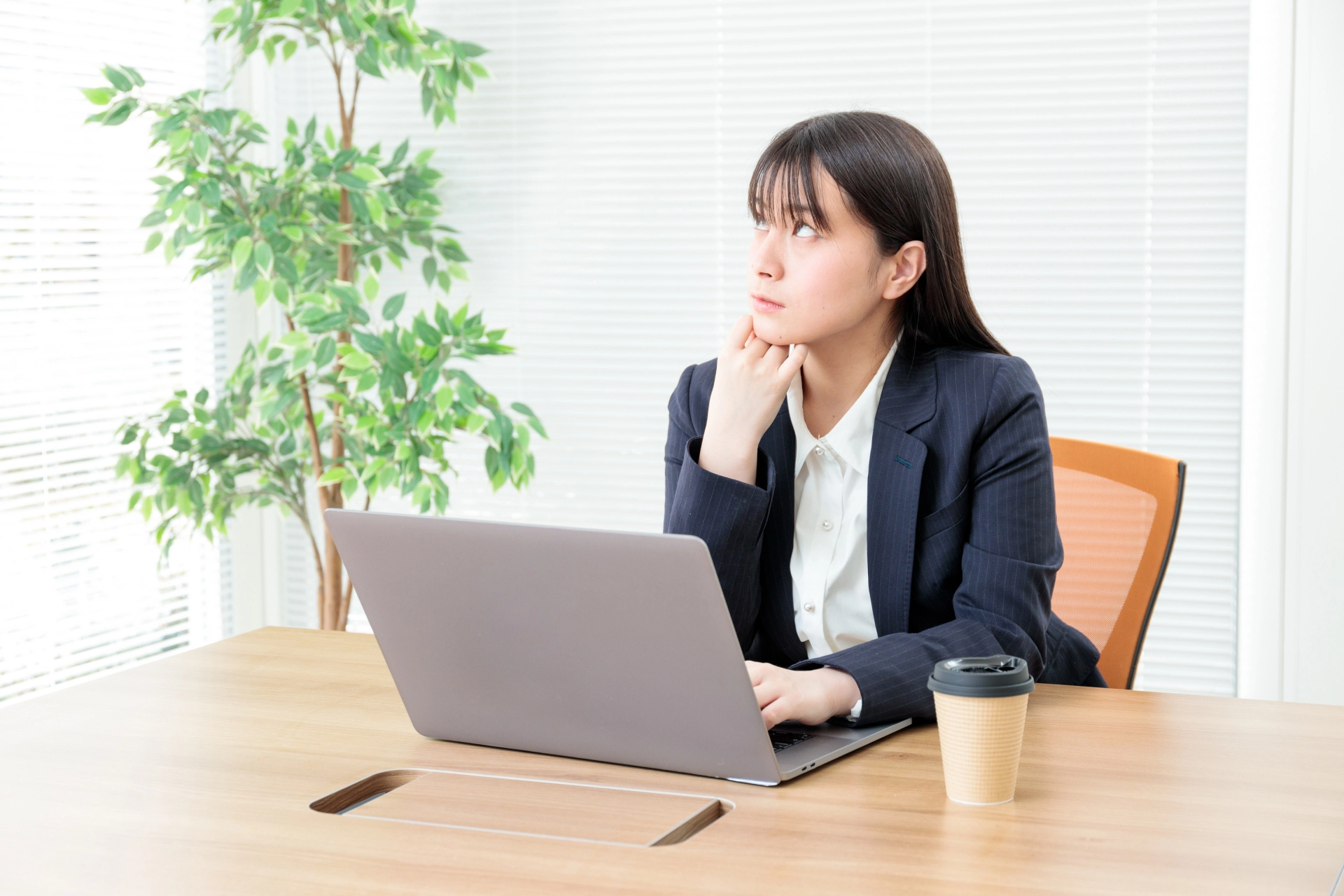 考える女子社員