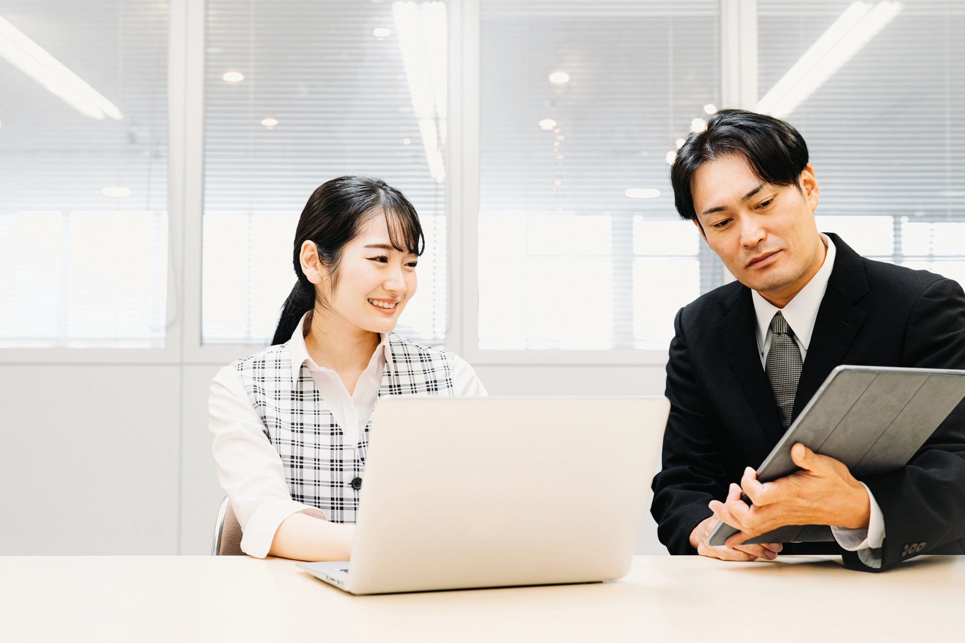 説明を受ける女子社員