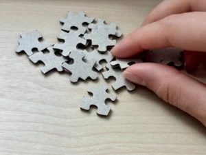 パズルのピースをつまむ