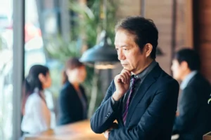 考え込む社長